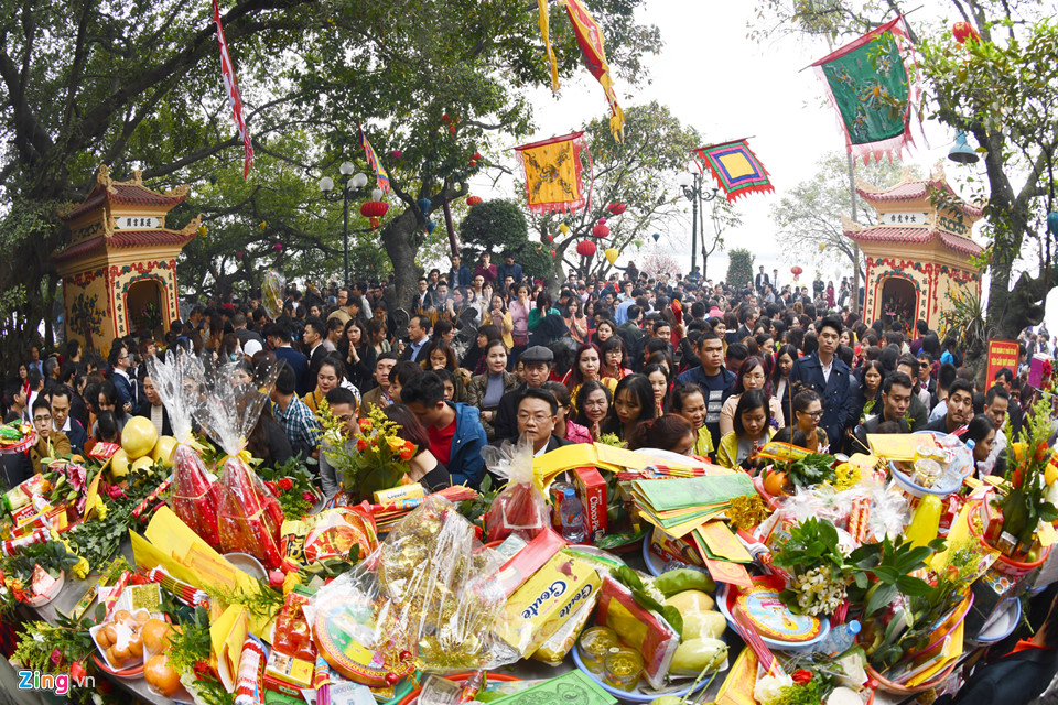 Dân công sở chật cứng phủ Tây Hồ ngày đầu đi làm